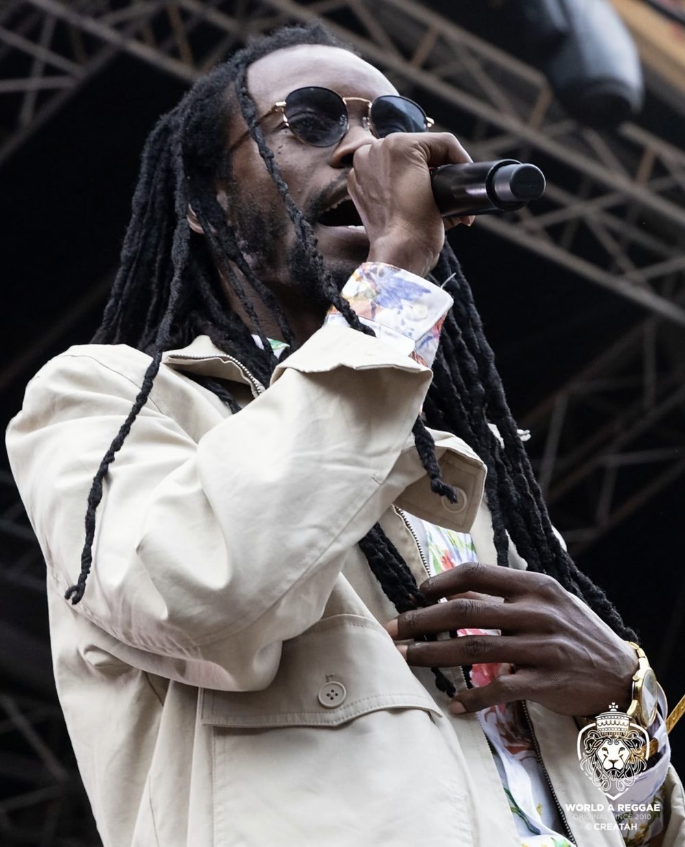 Zamunda singing, close-up