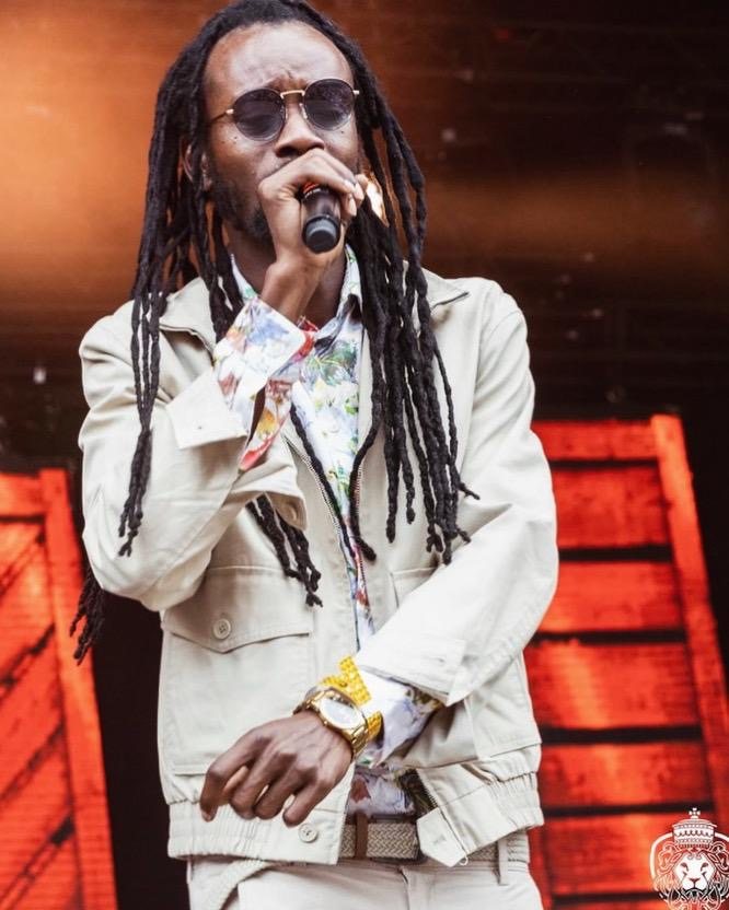Zamunda performing live