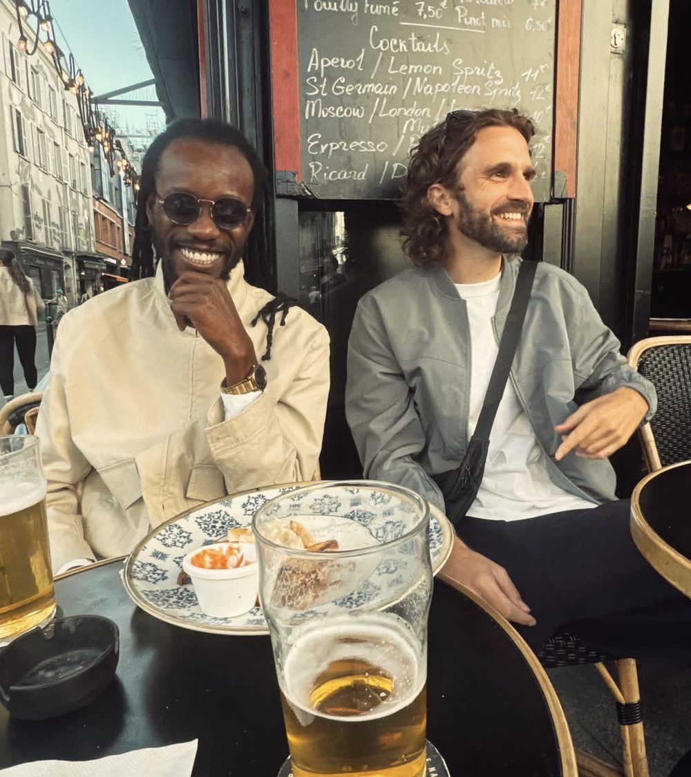 Zamunda at a Paris café